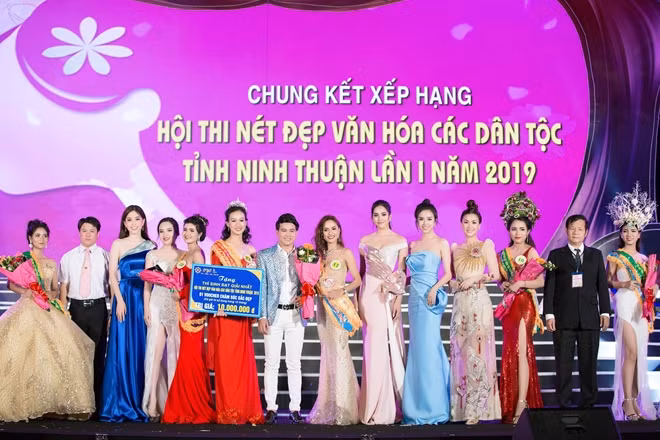 Hoa hậu Tiểu Vy trao ngôi vị cao nhất "Hội thi nét đẹp văn hóa các dân tộc tỉnh Ninh Thuận lần thứ I – 2019" cho thí sinh Phú Lưu Như Ái.