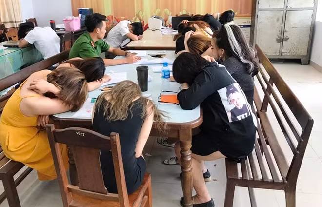 (Ảnh CA): Trong số 40 người có mặt tại quán Karaoke Chợt Nhớ tại thời điểm kiểm tra, qua thử test phát hiện có đến 32 nam, nữ dương tính với chất ma túy.