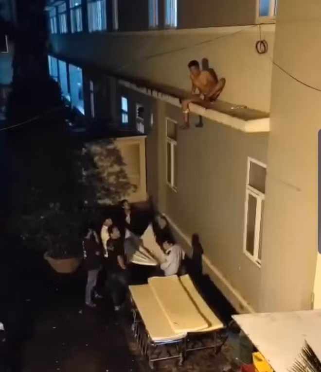 Thanh niên này có biểu hiện phê ma túy, còn tự đấm vỡ cửa kính khách sạn, liên tiếp la hét.