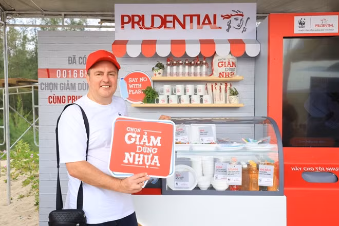 Nhiều khách du lịch, người nước ngoài cũng tham gia hưởng ứng sự kiện "Giải cứu đại dương".