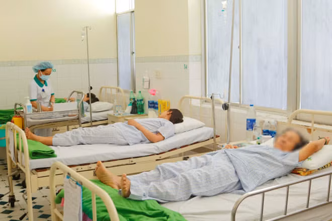 Đoàn du khách Lào bị nghi ngộ độc thực phẩm được cấp cứu tại bệnh viện Hoàn Mỹ.