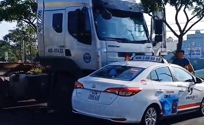 Hình ảnh xe taxi chở hành khách bị xe container chạy cùng chiều đâm phải rồi đẩy đi hàng chục mét khiến người đi đường một phen hoảng hốt.