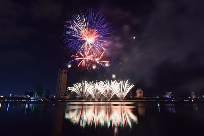 Màn trình diễn của đội News Fireworks do Brasil – Brazil đã khiến khán giả không khỏi choáng ngợp bởi các hiệu ứng lạ mắt và âm nhạc sôi động...