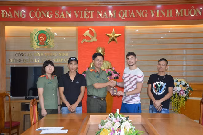 Công an Quảng Ninh trao trả hộ chiếu cho khách du lịch Pháp