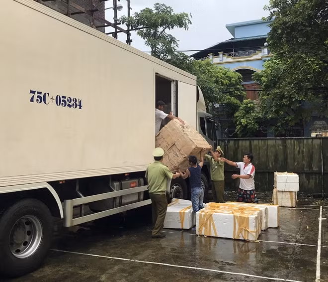 Đồ chơi Trung Quốc vận chuyển trên xe ô tô tải