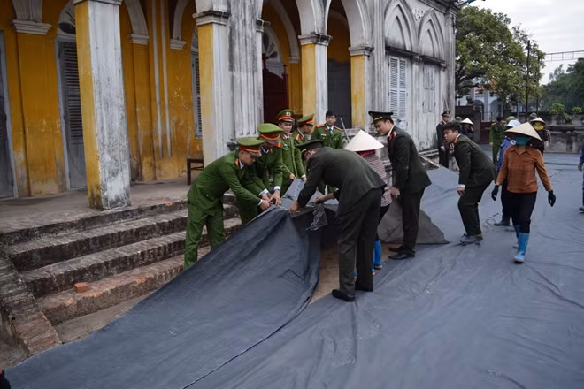 CBCS Công an Đồng Triều giúp dân làm sân nhà thờ xứ