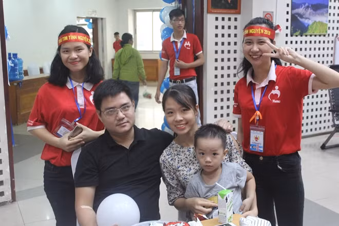 Một gia đình đến hiến máu tại ngày hội "Trái tim tình nguyện"