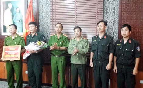Lãnh đạo Công an TP Đà Nẵng khen thưởng các đơn vị tham gia triệt phá 2 đường dây tội phạm.