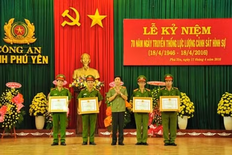 Trao bằng khen và giấy khen của Chủ tịch UBND, Giám đốc Công an tỉnh Phú Yên cho các tập thể, cá nhân cảnh sát hình sự có thành tích đấu tranh phòng chống tội phạm. Ảnh: Hữu Thành
