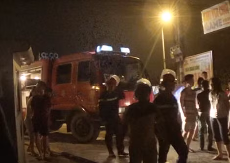 Lực lượng PCCC khống chế đám cháy.