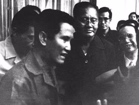 Đại tướng Dương Văn Minh và Chuẩn tướng Nguyễn Hữu Hạnh trong ngày 30-4-1975. (Ảnh: Tư liệu).