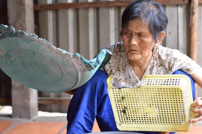 Bà Cõi bên các vật dụng trong căn nhà được cho là “tự bốc cháy”.