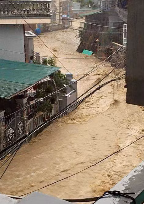 Nhiều khu phố phường Cửa Ông, TX Cẩm Phả bị ngập sâu trong nước.