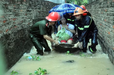 Lực lượng Công an sơ tán dân khỏi nơi nguy hiểm