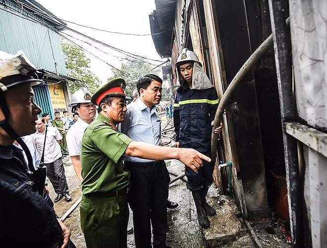 Đồng chí Nguyễn Đức Chung trực tiếp đến hiện trường chỉ đạo, khắc phục hậu quả vụ cháy.
