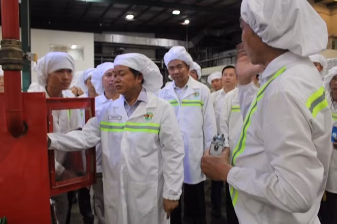 Phó Chủ tịch Quốc Hội Đỗ Bá Tỵ kiểm tra an toàn PCCC tại Công ty TNHH Nestlé Việt Nam.