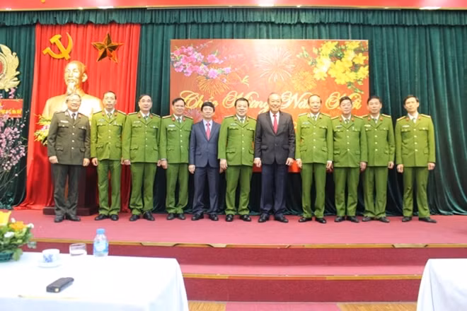 Phó Thủ tướng Chính phủ Trương Hòa Bình, Thứ trưởng Lê Qúy Vương và các đại biểu cùng lãnh đạo,cán bộ chiến sỹ Cục CSĐT tội phạm về ma túy