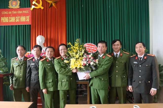 Đại tá Nguyễn Văn Sơn, Phó Giám đốc Công an tỉnh Vĩnh Phúc khen thưởng cho Phòng Cảnh sát hình sự, Phòng kỹ thuật hình sự tích cực tham gia phá án