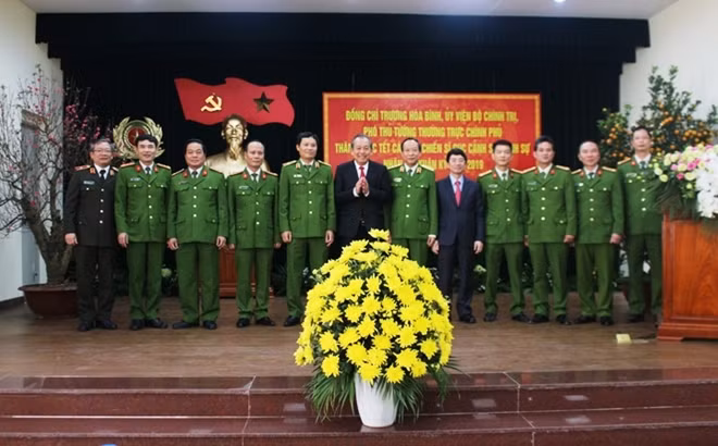 Phó Thủ tướng Thường trực Trương Hòa Bình, Thứ trưởng Lê Qúy Vương và các đại biểu cùng lãnh đạo, cán bộ chiến sỹ Cục Cảnh sát hình sự