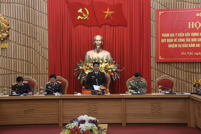 Đại tá Nguyễn Hồng Nguyên phát biểu tại Hội thảo