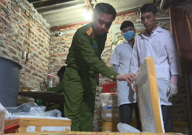 Lực lượng chức năng kiểm tra tôm bơm tạp chất được để trong các thùng xốp