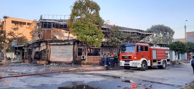 Đến 5h sáng đám cháy mới được dập tắt hoàn toàn