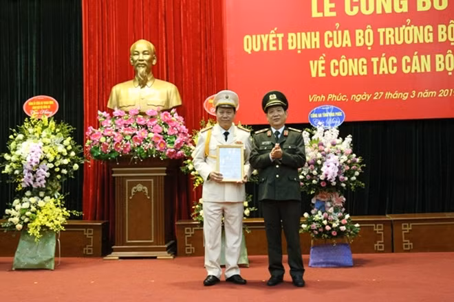 Thừa ủy quyền của Bộ trưởng Bộ Công an, Thứ trưởng Nguyễn Văn Sơn trao Quyết định của Bộ trưởng Bộ Công an về bổ nhiệm Đại tá Đinh Ngọc Khoa