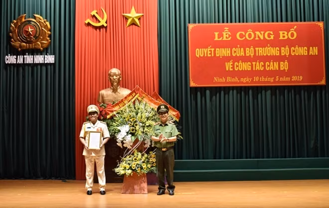 Thứ trưởng Nguyễn Văn Sơn trao Quyết định của Bộ trưởng Bộ Công an bổ nhiệm Đại tá Phạm Văn Sơn giữ chức vụ Giám đốc Công an tỉnh Ninh Bình.