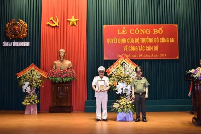 Thứ trưởng Nguyễn Văn Sơn trao Quyết định về nghỉ công tác, chờ hưởng chế độ hưu trí đối với Đại tá Đinh Hoàng Dũng
