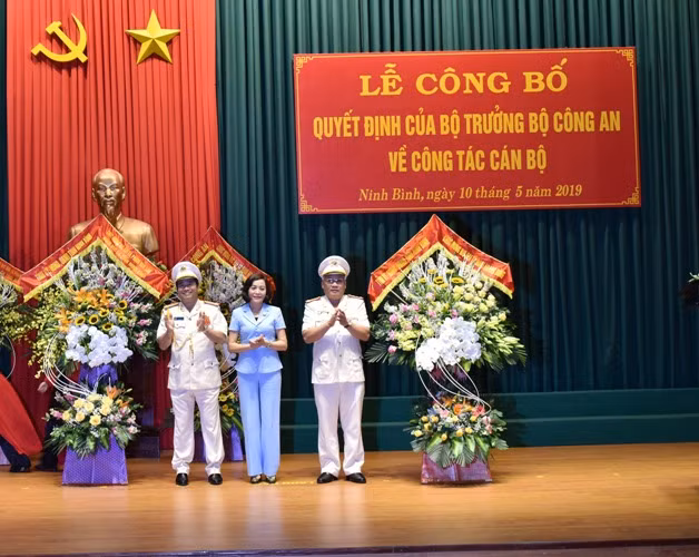 Đồng chí Nguyễn Thị Thanh, Bí thư Tỉnh ủy Ninh Bình tặng hoa chúc mừng Đại tá Đinh Hoàng Dũng và Đại tá Phạm Văn Sơn