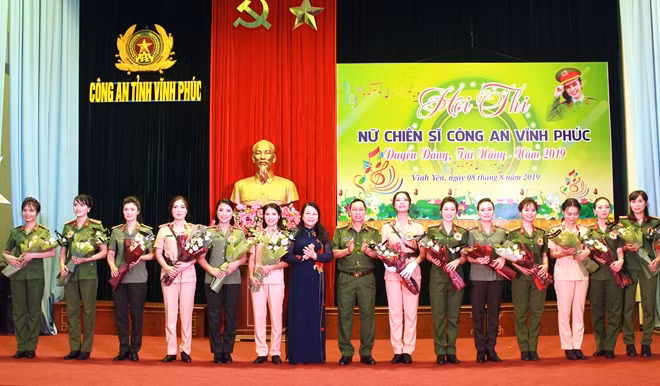Thí sinh từ các Đội thi nhận hoa chúc mừng từ Ban tổ chức Hội thi