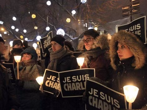 Tấm biểu ngữ "Tôi là Charlie" cũng được nhiều người mang theo trong buổi tưởng niệm tại Montreal, Canada.