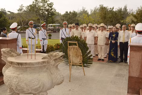 Đoàn đại biểu Bộ Công an dâng hương, hoa tại Nghĩa trang Hàng Dương, Côn Đảo.