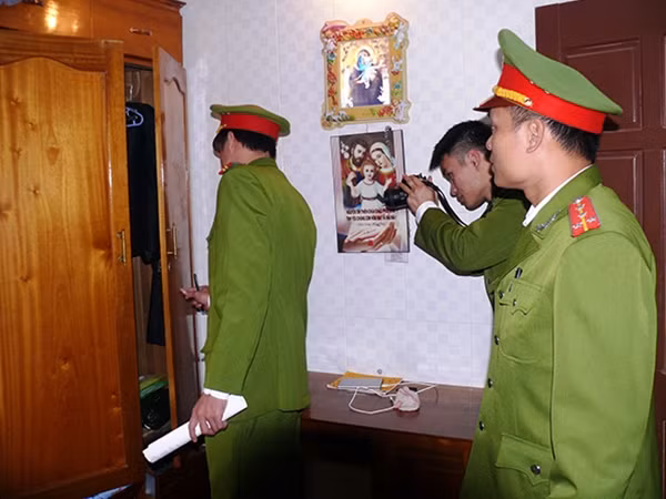Lực lượng chức năng khám nghiệm hiện trường.