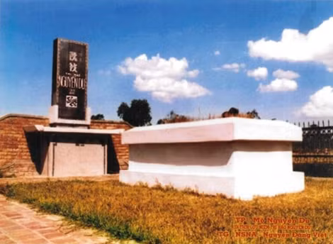 Mộ đại thi hào Nguyễn Du tại khu du lịch Tiên Điền - Nghi Xuân - Hà Tĩnh.
