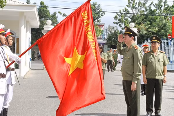 Đại tướng Trần Đại Quang duyệt đội danh dự Công an Ninh Thuận.