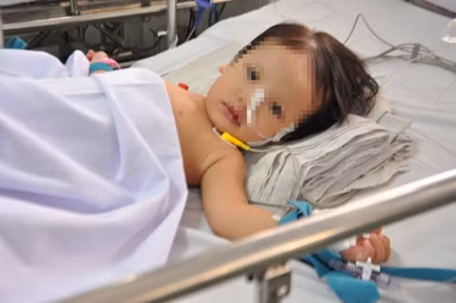 Bé Đ.M.A đang tiếp tục được chăm sóc tại khoa hồi sức tích cực BV Nhi đồng 1.