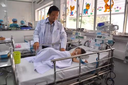 ThS-BS Đào Trung Hiếu khám lại cho bé gái Đ.M.A tại khoa hồi sức tích cực BV Nhi đồng 1.