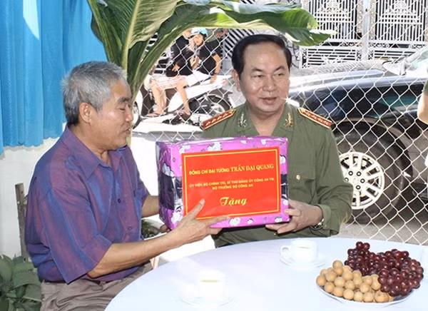 Bộ trưởng Trần Đại Quang đến thăm và tặng quà gia đình ông Bùi Kim Sơn, thương bình 4/4.