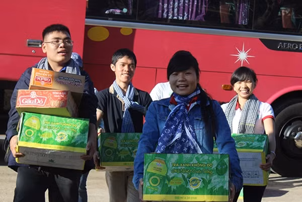 Thanh niên tình nguyện chuyển quà tới bà con.