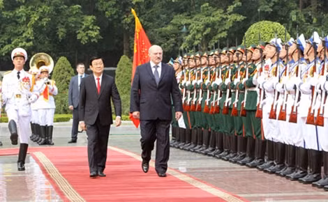 Chủ tịch nước Trương Tấn Sang và Tổng thống Lukashenko duyệt đội Danh dự Quân đội nhân dân Việt Nam. Ảnh: TTXVN.