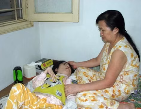 Người mẹ lúc nào cũng phải túc trực bên con gái.