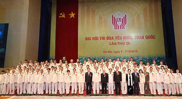 Các đồng chí lãnh đạo Đảng, Nhà nước với đại biểu lực lượng CAND dự Đại hội Thi đua yêu nước Toàn quốc lần thứ IX.