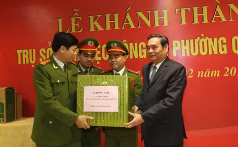 Đồng chí Lê Hồng Anh tặng quà, chúc Tết Công an phường Quán Thánh.