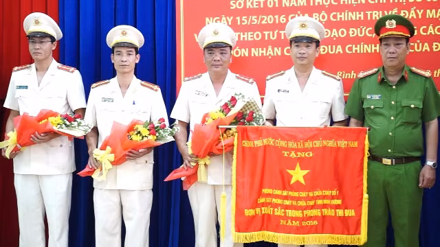 Phòng Cảnh sát PCCC Số 1 đón nhận cờ thi đua của Thủ tướng Chính phủ.