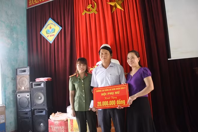 Đồng chí Phạm Thị Hoài Khương tặng quà cho Trường Tiểu học Kỳ Ninh