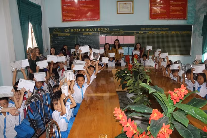 Niềm vui của các em học sinh nhận quà