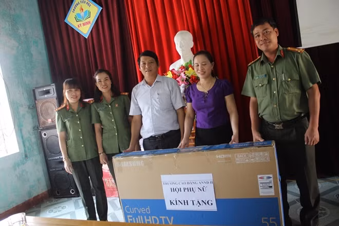 Đại diện Hội Phụ nữ nhà trường tặng tivi cho Trường Tiểu học Kỳ Ninh