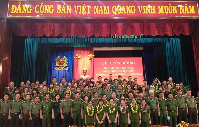 Đại biểu và các học viên chụp ảnh lưu niệm tại buổi lễ