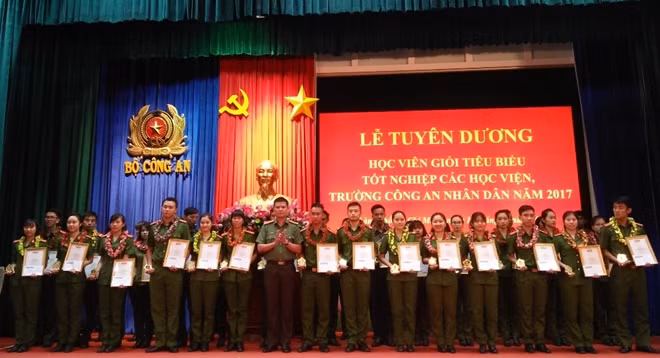 Thiếu tá Nguyễn Văn Bình trao tặng quà cho các học viên
